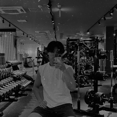 toshi_1305's profile picture. 【美女の前で堂々と脱げる"魅力的"なボディーへ】｜『自分に合ったTR法×栄養管理法』を発信｜体型のせいで彼女とレスになり振られた過去｜独学で筋トレを始めたものの続かず撃沈…｜20代で韓国系細マッチョになって"雰囲気イケメン"になりたいならフォロー必須！