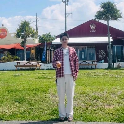 tkm__movie's profile picture. 元々マッシュとセンターパートの2wayでしたが、ブラッド・ピッドさんに憧れて髪を短くしました。