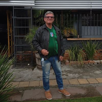 gaucho, romantico, amigo, leal, curta a vida que a vida è curta, curta o domingào.
Instagram : DOMINGOS_MOTTA
Facebook: Domingos Motta