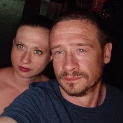 couple marié charmant qui aime montrer quelques photos conte https://t.co/9molXzqe9G