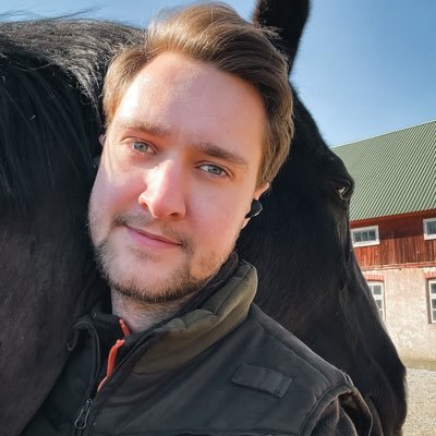 Gotlänning 🐑 Kör häst på kvällar och helger, plåtar trav så mycket jag hinner och är till vardags en i gänget som driver @Travstugan