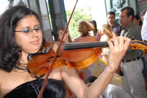 Violinista da orquestra Sinfônica de camaçari regida por Bira Marques.No dia 19 de março,roubaram meu violino, quero ele devolta por favor ajudem a encontra-lo!