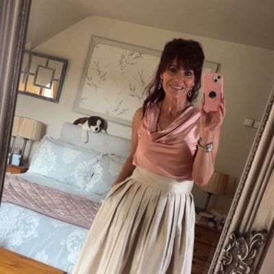 Elaine_1982_'s profile picture. Dogs before humans 🐕‍🦺🦮, GAA 🏐 #14✌🏻Family ❤️ Prince ☮️ Twin Peaks ⛰Coffee ☕️ 80s music 🎧 sunshine🌞 falafel 🧆 pizza 🍕