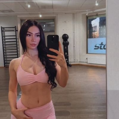 savagesophie21's profile picture. this user is unhinged