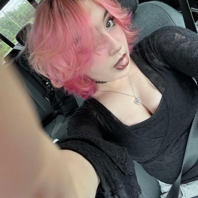 9kblossoms's profile picture. Idk