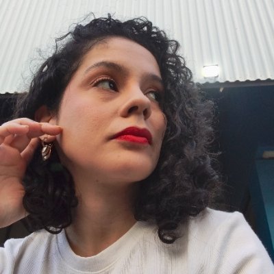 Jornalista • Apaixonada pela leitura, não vivo sem um livro