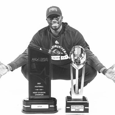 Believer, Husband, Father! Always loving life and the people in it! Retired NFL, CFL. UTSA Cornerbacks Coach.