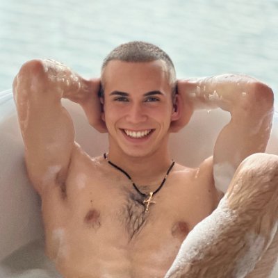 I'm Derek, a 19-year-old fitness model 💪. Follow me for exclusive content and a peek into my world 👇 🍆