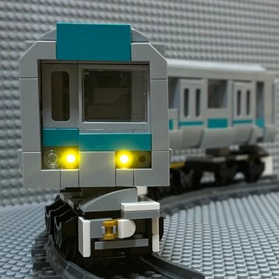 レゴプレイでも活動している有能なひよこ社長のアカウントです。主にレゴで鉄道車両を作っています。再現車両は少なめ、独自の世界の鉄道を作っていることが多いです。クオリティはそこまでですが見てもらえると嬉しいです。