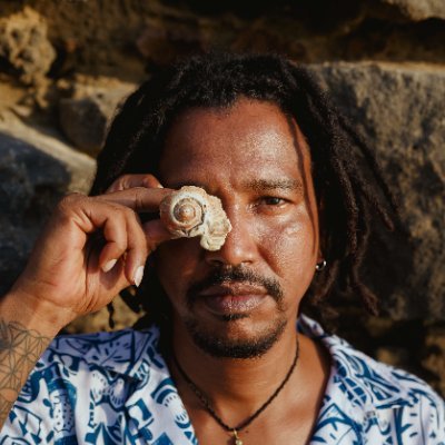Cantautor afrodescendiente del Caribe colombiano, va siempre acompañado de su guitarra acústica, creando momentos sonoros que evocan a sus ancestros.