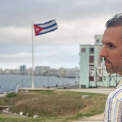 Yo soy de donde hay un río,
de la punta de una loma,
de familia con aroma
a tierra, tabaco y frío…