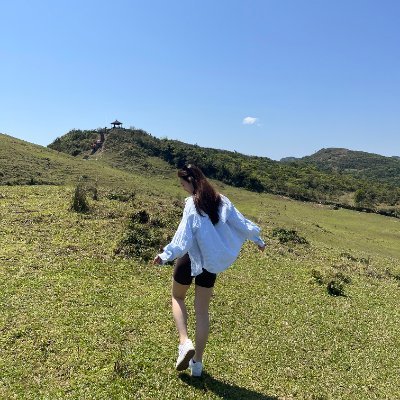 lvox_MapleDrift's profile picture. 요가로 마음을 가다듬고,
테니스로 땀을 흘리며 도전하고,
음악 속에서 나를 표현해요.
사람들과의 소통을 즐기며,
사진으로 일상의 찬란한 순간을 기록하고 있어요.