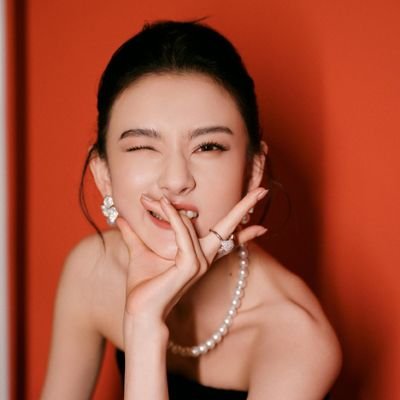 mrynwrn's profile picture. reading log of merryn.