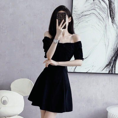 Aurora__008's profile picture. Curvy hips, red lips, and a dangerous pair of eyes.💞