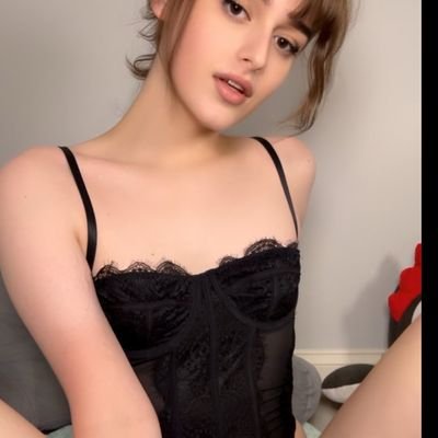 kinky friendly trans gurl , gamer , cosplay ,anime queen.