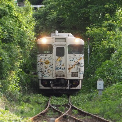 小さな頃から鉄道が好きで 今に至る・・・
主に九州・山口で撮影を楽しんでます
撮影地でお会いしましたら宜しくです❗
無言フォローお許しくださいませ。m(__)m
※無断転載禁止※
