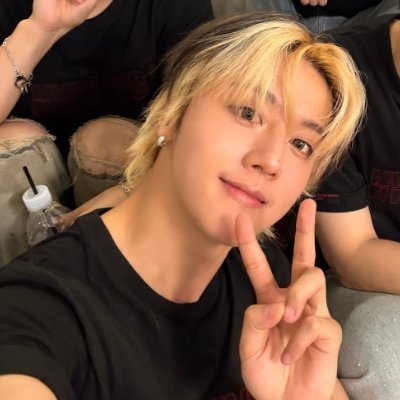 reyestrandb's profile picture. may this gray city awaken to a brilliant splash of colors.