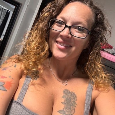 Life without friends is like life without sunshine. I am a jewelry designer with my own studio and team. I am an easy-going person who likes to make friends