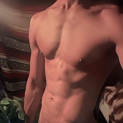 ( 18+ ONLY) 6’2 , 26 year old bi guy DM to buy Content or Collab💰