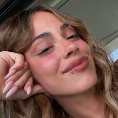 se para el tiempo cada vez que tú me abrazas ❤️
fan account 💘