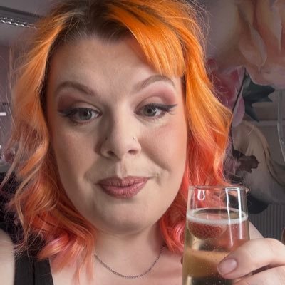 Lover of leopard print, cats, food & drink🤩 Love to try new things ✨ Small business supporter 💫 Mum to a little boy & two cats 💙 Wife 💍❤️