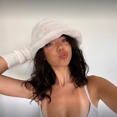 soft lips, sharp tongue, no rules 🥵