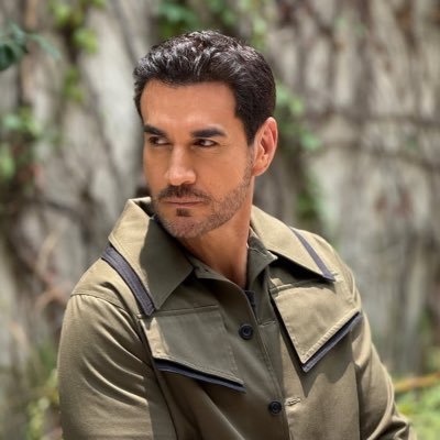 Soñador, amo mi carrera de actor y cantante. Respeto la forma de pensar de todos.