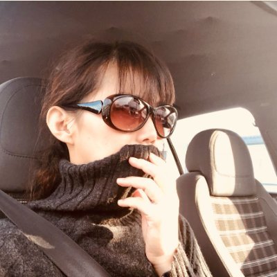 notanurse_mako's profile picture. 医療事務・看護助手・中間管理職。 現場と経営の“板挟み”で15年。 おんな社会の空気を読み、院長とスタッフの間に立ち、通訳・緩衝材・潤滑油として生き延びてきたすみっこの人です。 ナースじゃないから見える医療の矛盾、スタッフ管理、患者対応、雇用と経営のリアルを、診療所のすみっこから本音で届けています。