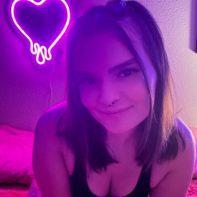 26. MDNI!! making adult films is my thing 🤷♀️ go to the link, it’s free 👉🏻👈🏻 talk to me on my OF not here 💖 gamer girl anime nerd
