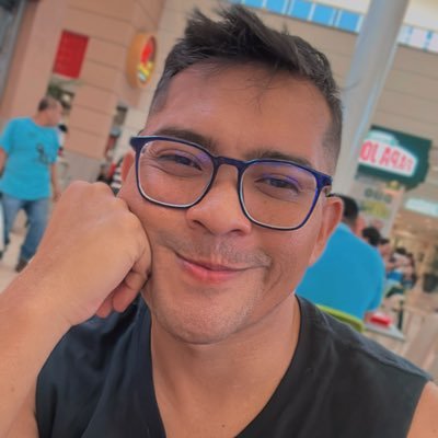 Hola soy una persona alegre y me encanta disfrutar cada momento! te invito a conocernos!