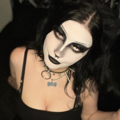 batibabi's profile picture. 25 yr old, switch goth babe of ur dreams. 3x award nominee. all my links ↓ 🖤🦇