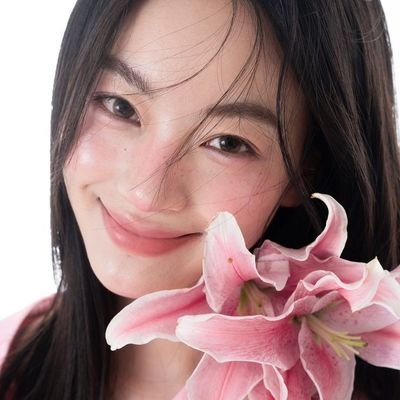 Graphic beauty in soft bloom: let your story unfold in lilies.