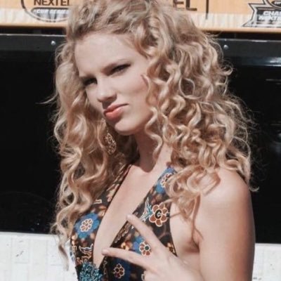 raeberrySwift's profile picture. debutlore stan 🦋 ifb! 🩶 gaylors dni