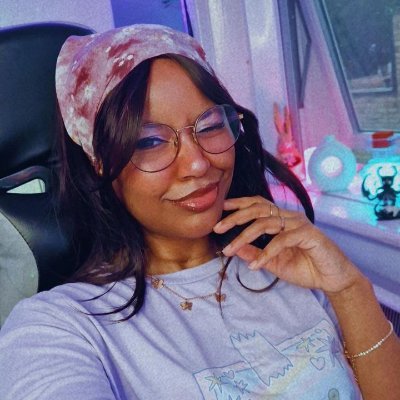 | 🇵🇹🇬🇧
| Twitch Streamer 🎮
| Fighting Thyroid Cancer 🩷🩵💜
| ADHDer 🧠
| Psychology Enthusiast ✨️
| Occasional Tweeter 👀
| Terrible Texter 🙇🏽♀️