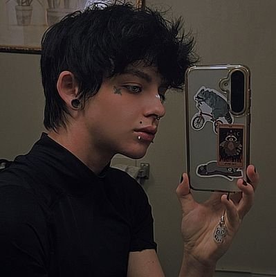 raccoonboylive_'s profile picture. streamer occassionally ☆
@raccboyspam ☆
(banner- Gio_Gui) ☆
im not named after dream