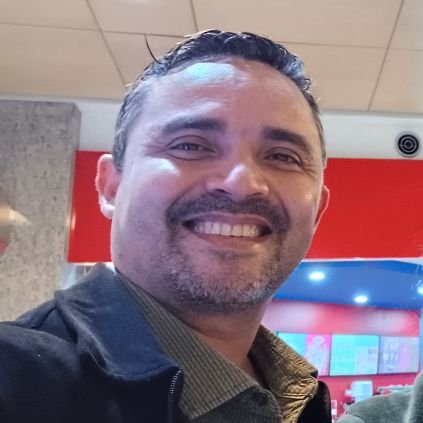 Seguidor de Jesucristo. Esposo y padre. Profesor de la Carrera de Biología UNAH. Historiador de la ciencia. Innovador tecnológico.
