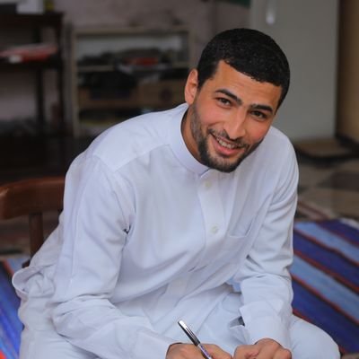 🌸إذا ما كنت ذا قلبٍ قنوعٍ ** فأنت ومالك الدنيا سواءٌ🌸