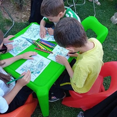 انسان دو نوع معلم دارد:
«آموزگار» و « روزگار »
هر چه با شیرینی از اولی نیاموزی دومی با تلخی به تو میآموزد.
اولی به قیمت «جاناش!»
دومی به قیمت «جانات》