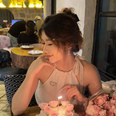 Chloeeeas's profile picture. Focused on Densign & AI.