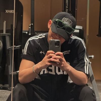 Jendraaxx's profile picture. It feels like life is falling apart, as if I’m dying while dealing with all these problems.