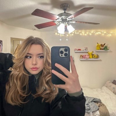 SarahCox380437's profile picture. 