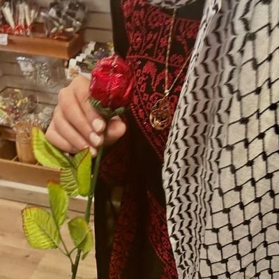 From gaza , from the tent
, from the heart of the siege...
I'm Raghad . Istudy so l dont die twice
And you__ how do you study? and way?!🍂