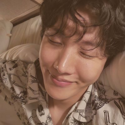 she/her ♡ go on hopefully, wherever you walk ♡ 08.06.2019 BTS Paris - 13.03.2025 j-hope Brooklyn - 13.07.2025 Hobipalooza Berlin