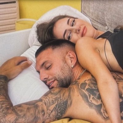 Odio a la gente que inventa cosas para separada 2 Personas que están enamoradas