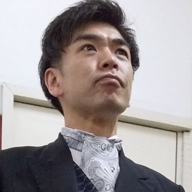 本人。水木しげる先生の横にいる丸い子供が小学生時代の私。主に出演情報と日常の愚痴を呟きます。お仕事の御依頼はエックスのDMでお願いします。最近、請求書を書くのがますます苦手になりましたが、頑張って書きます。令和六年度芸術選奨文部科学大臣賞大衆芸能部門新人賞を賜わりました。