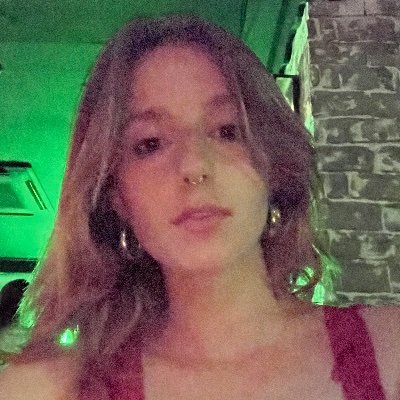 swiglygiggly's profile picture. 🫡here for Zoe and Ben