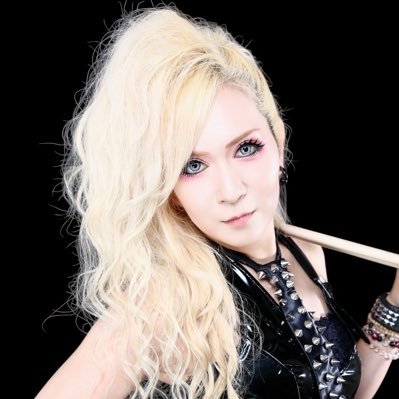 【HADES-ヘイディーズ-】【Marilyn Marathon】【M.D.M.S(休暇中)】の Drummer です。 コロナ禍で増量🙌!肌を出せば痩せるという都市伝説ダイエットを開始しました2021.3.20←多分都市伝説だった。2023.7.4