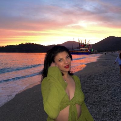 ozgeayydn's profile picture. neü 👩🏻‍🎓