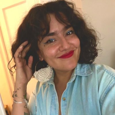 Boliviana. Reescritora. Traductora del español al español. Grader. Feminista. Gestora cultural. Todo a la izquierda.