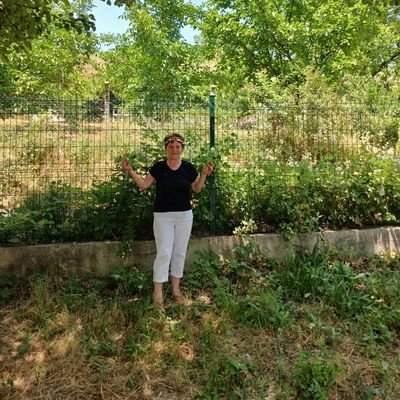Solcu,maviye hayran,denize aşık,hayvanları çok insanları daha az seviyor.